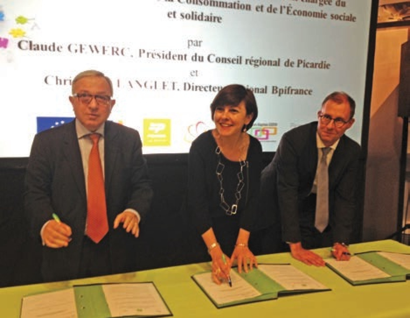 (de g. à d.) Claude Gewerc, la secrétaire d’État Carole Delga et Christophe Langlet, directeur BPI France Picardie lors de la signature du Fiso.