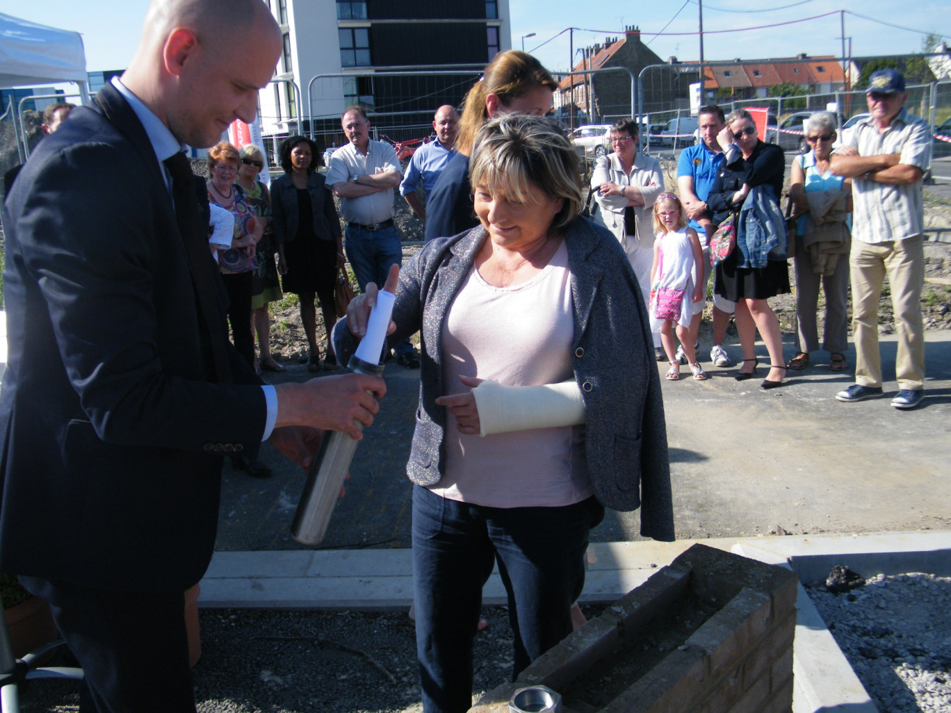 « Natacha Bouchart, sénatrice-maire de Calais, pose la première pierre du lancement des travaux de l'écoquartier Descartes le 8 juillet dernier ».