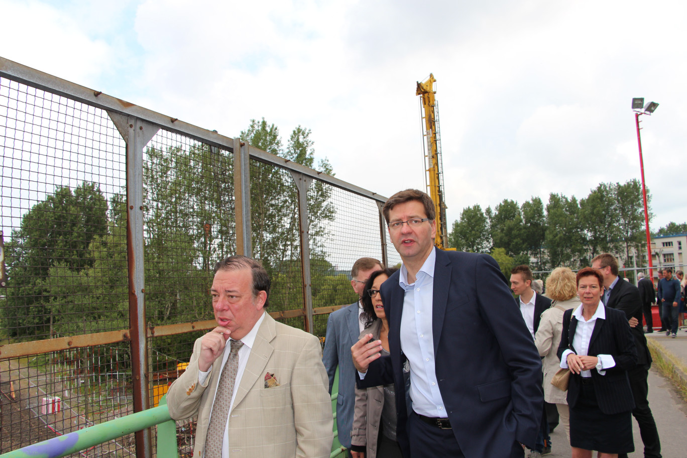 « Visite du chantier de reconstruction du pont du triangle au carrefour des trois communes fusionnées. Christian Hutin (au premier plan), député-maire de Saint-Pol-sur-Mer et Patrice Vergriete, maire de Dunkerque et président de la Communauté Urbaine ».