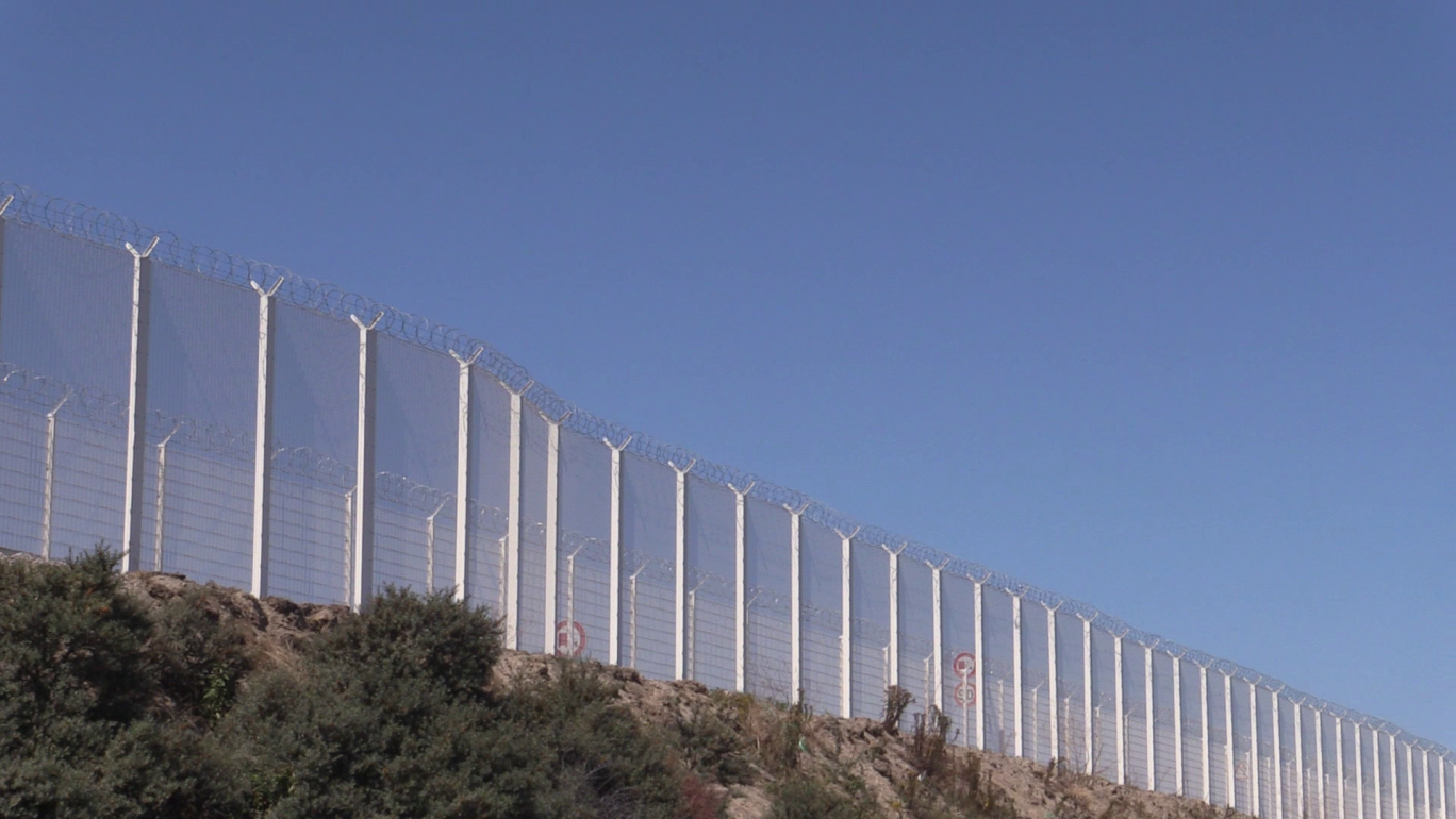 « Le long de la voie portuaire à Calais, des barrières ont été posées l'hiver dernier ».