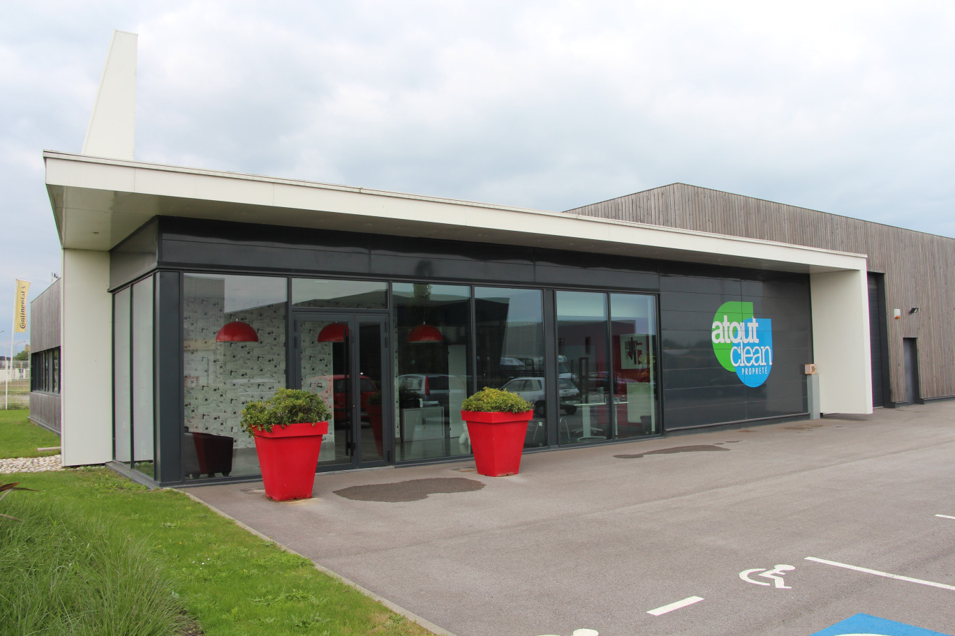 « L'entreprise est installée dans la zone industrielle Marcel-Doret à Calais. »