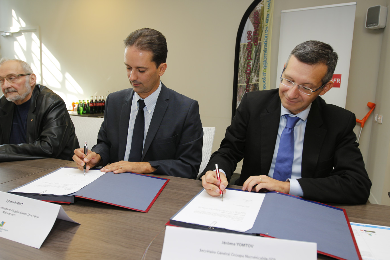 Sylvain Robert et Jérôme Yomtov secrétaire général du groupe SFR Numéricâble ont signé la convention de partenariat avant de celer leur engagement par une poignée de mains.