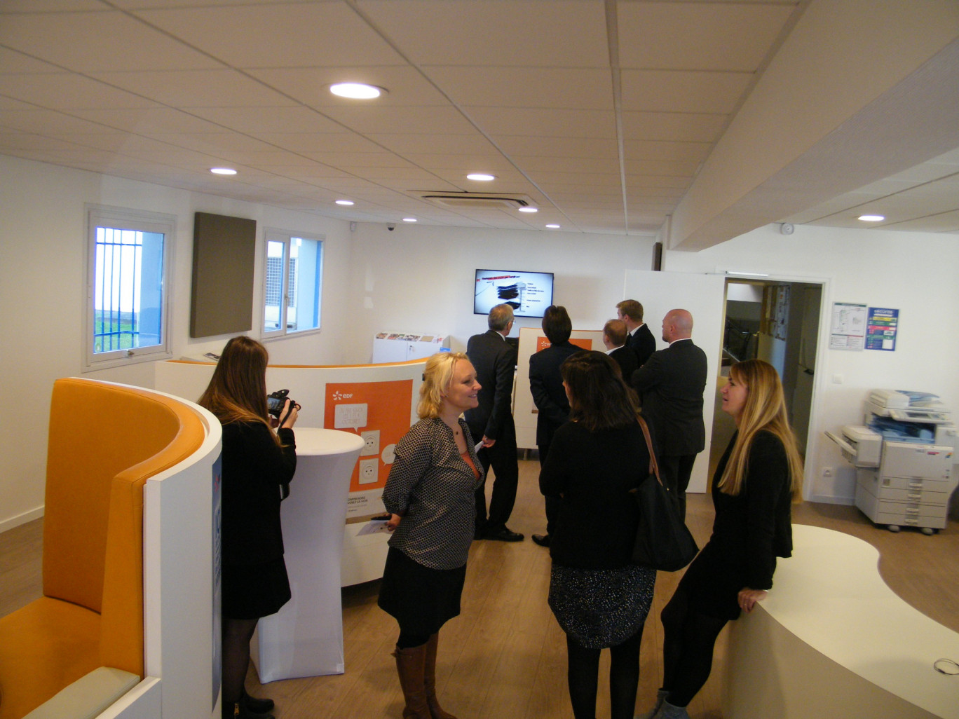 « Visite des locaux renovés de l'agence EDF Calais ».