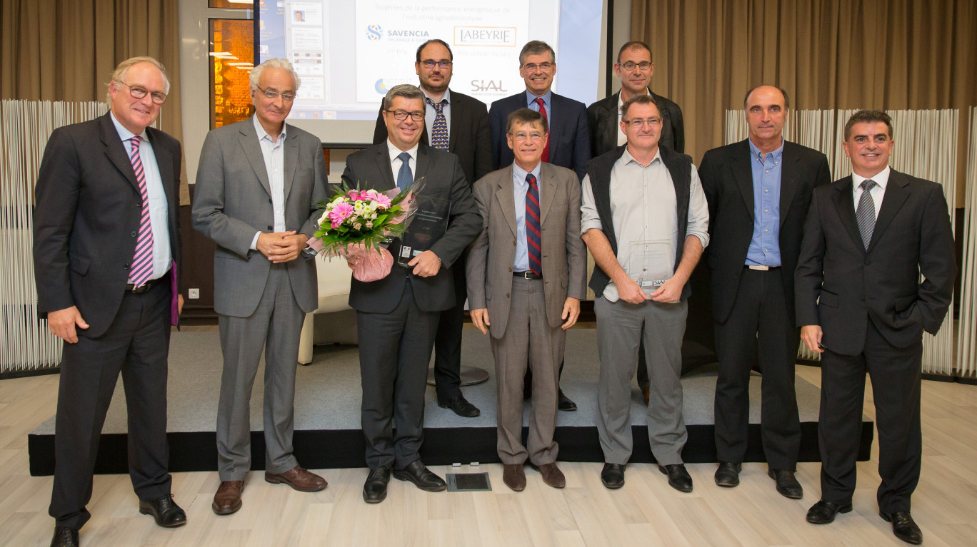En compagnie de Marc Roquette (à gauche), Jean-Bernard Bonduelle (2ème) a décerné le Trophées de la performance énergétique à l’entreprise Savencia, n°1 mondial des spécialités fromagères et laitières.