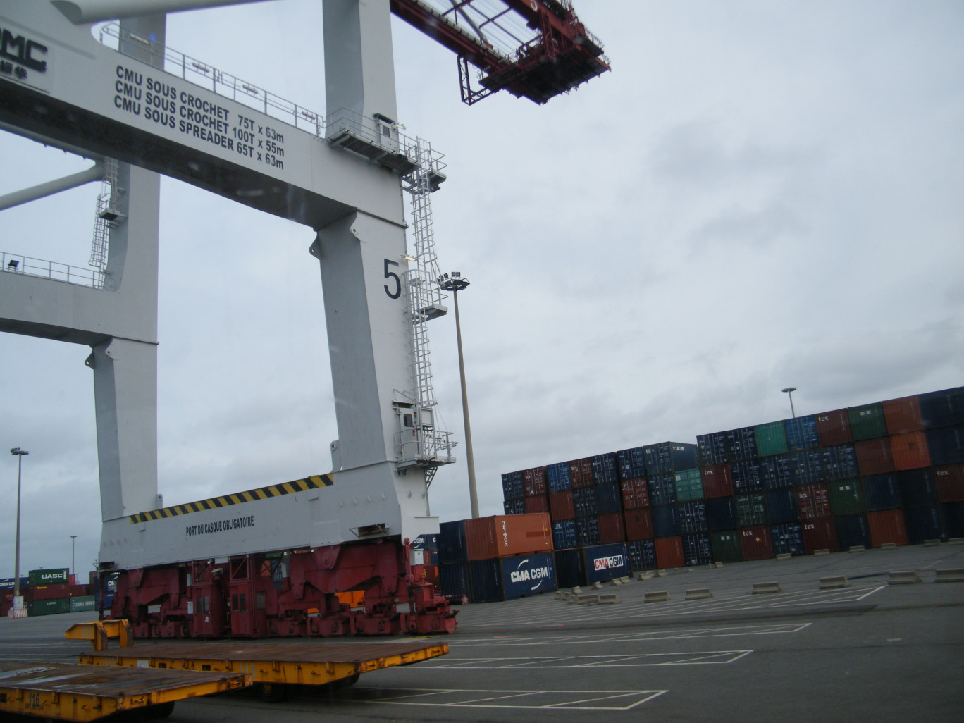 « Dunkerque reste marquée par sa nature industrielle en dépit d'un accroissement conséquent _ et bienvenu _ de son trafic passager. Le volume de contenairs n'est toutefois pas au nivau des ports belges concurrents ».