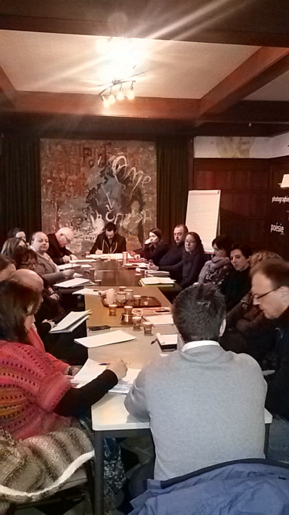 Les membres du club se réunissent régulièrement pour échanger sur des problématiques communes.