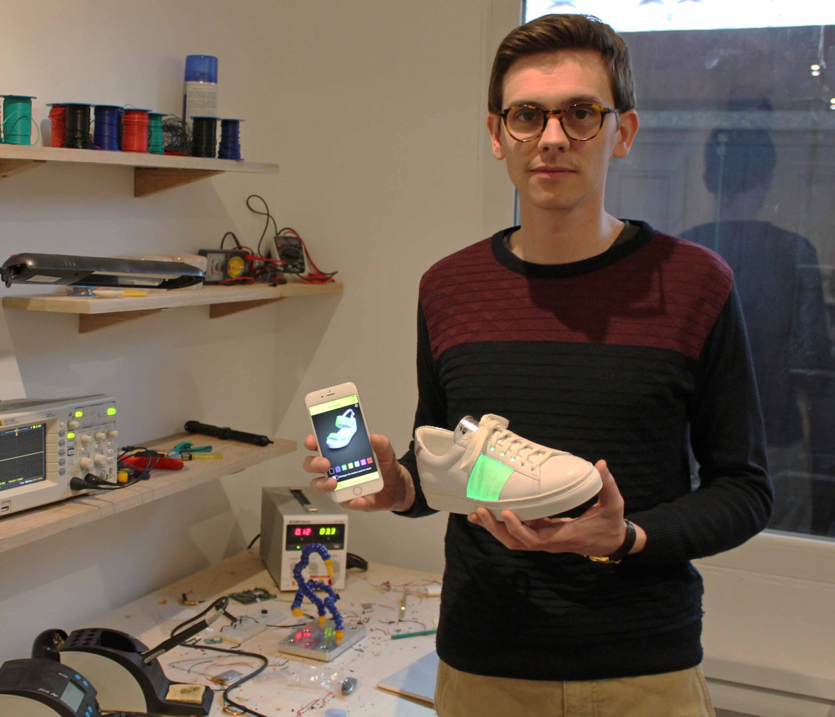 Conçue par Rudy Houque, responsable innovation chez Phoceis, la chaussure connectée change de couleur en quelques secondes.
