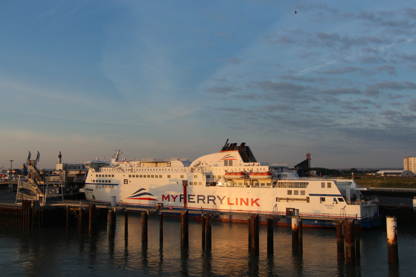 « La filiale MyFerryLink à l'arrêt depuis l'été 2015, la coopérative des ex-SeaFrance en liquidation judiciaire, les navires loués à DFDS et à vendre, Eurotunnel quitte le monde maritime ».