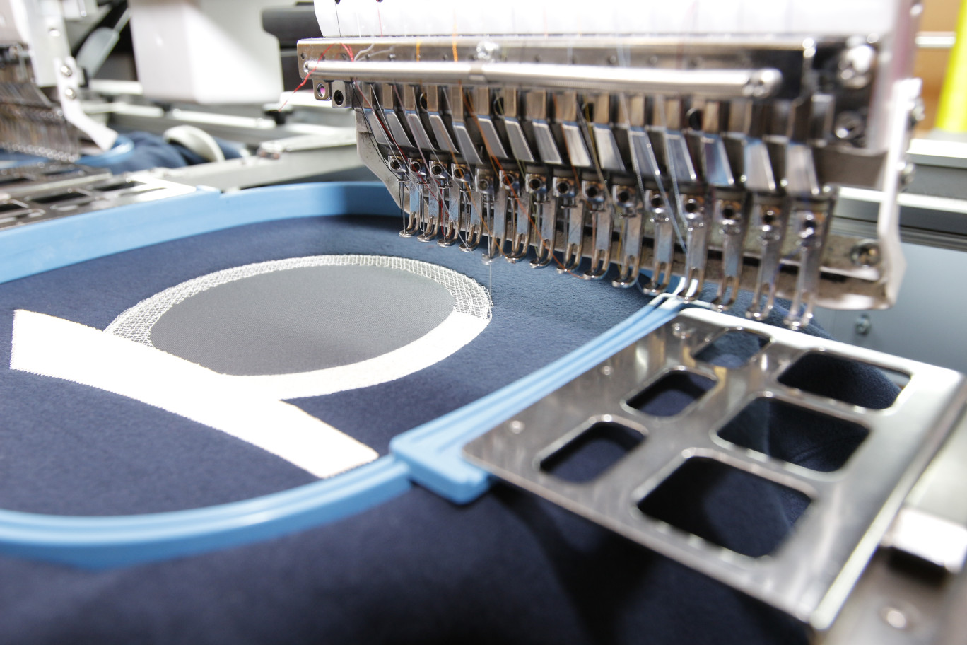 Les broderies réalisées à Roubaix sont de très bonnes factures, l’entreprise a développé une expertise dans son domaine d’activité, il en résulte un gain de qualité et une maitrise parfaite de la chaine de fabrication.