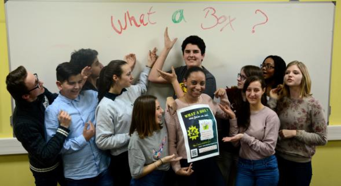 Les jeunes élèves de la mini-ebtreprise What a box?