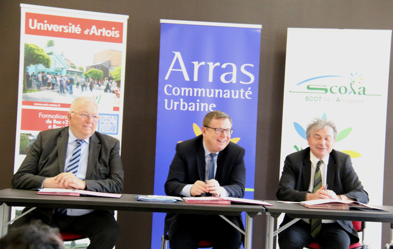 Les signataires de la convention de gauche à droite: Jean-François Depret, président du Syndicat pour la Cohérence des Orientations Territoriales de l’Arrageois (SCOTA), Philippe Rapeneau, président de la Communauté urbaine d’Arras, et Francis Marcoin, président de l’Université d’Artois.