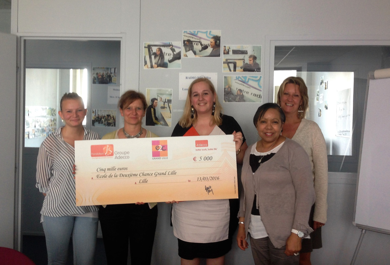 de g. à dr. Shéyenne, une des élève de l’école, Michèle Mathé, directrice générale de l'école de la 2nd chance, Mélanie Bosko, représentante du groupe Adecco et marraine du projet, et deux des professeurs de l’école.