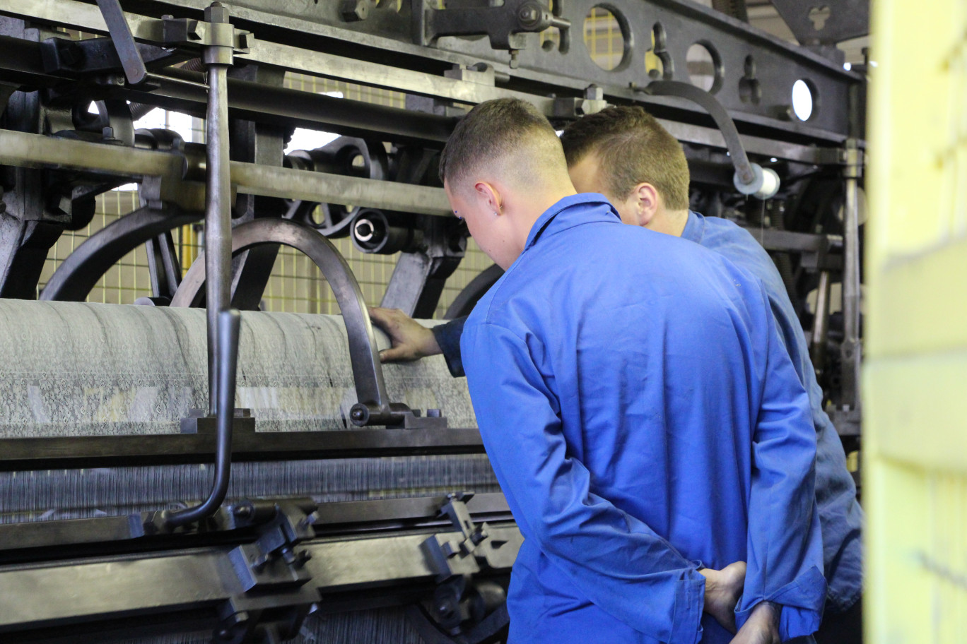 « Apprentissage dans l'atelier de l'institut Jacquard à Calais ».