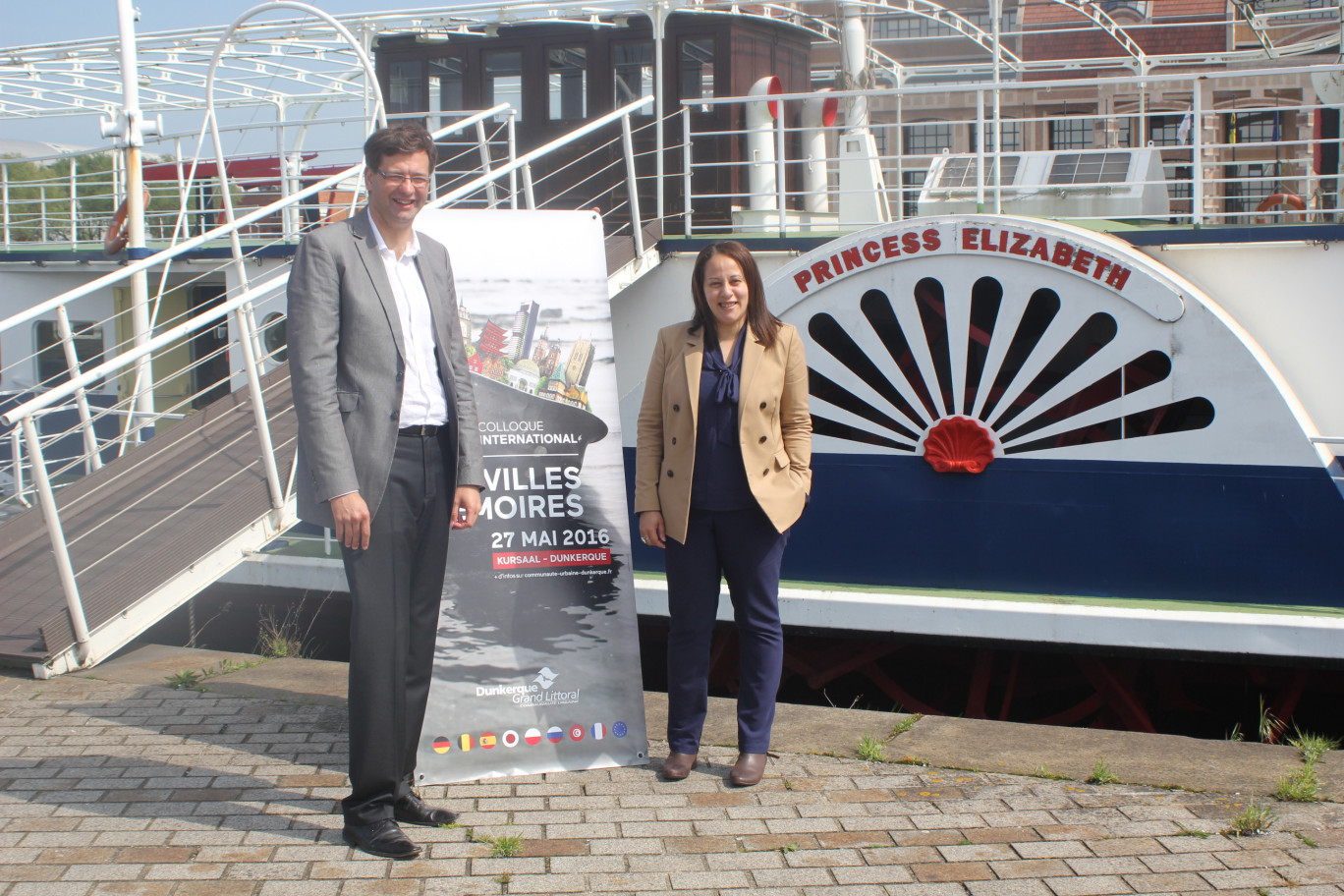 Patrice Vergriete, président de la Communauté urbaine de Dunkerque, et Karima Benarab, Vice-Présidente aux coopérations européennes et internationales, devant le Princess Elisabeth, little ship qui s'est illustré durant l'opération Dynamo.
