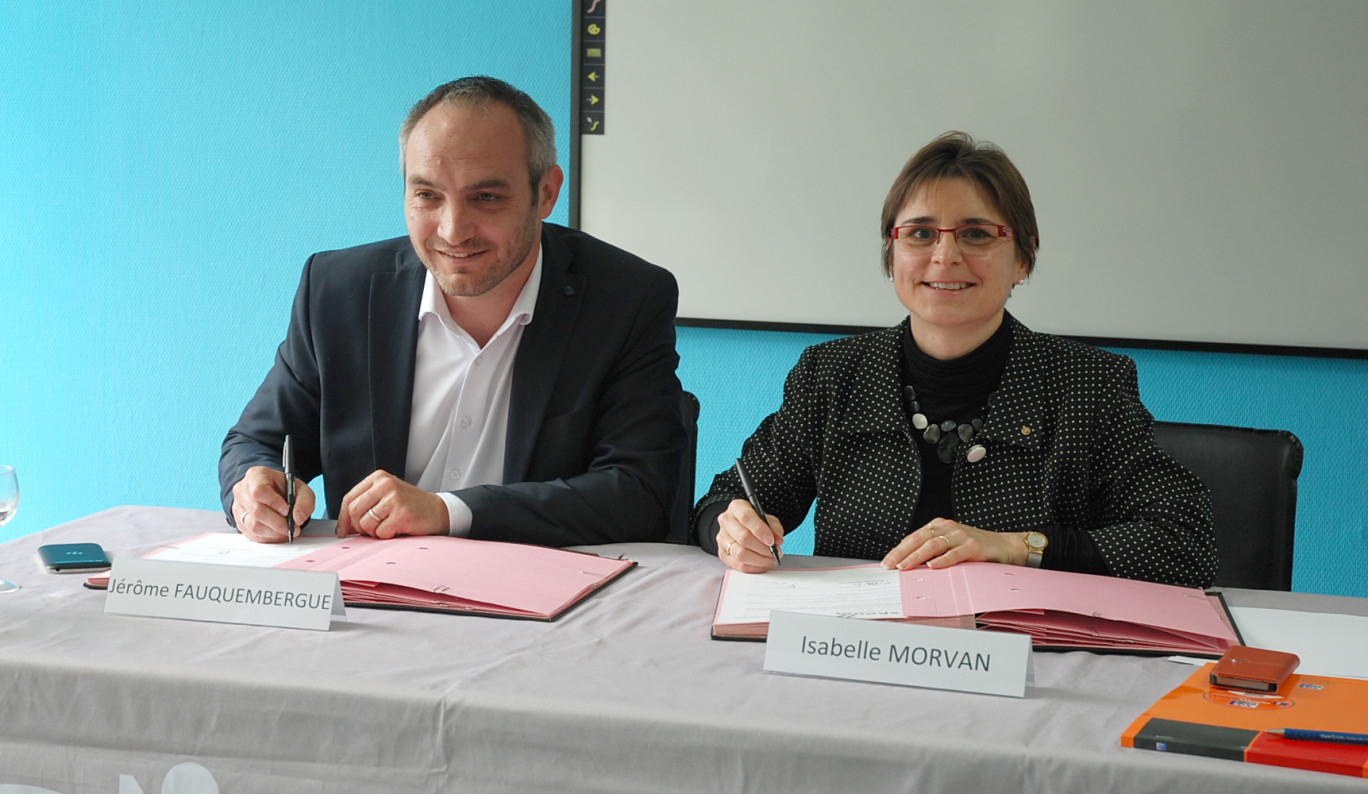 Jérome Fauquembergue, directeur opérationnel Euratechnologies, et Isabelle Movan directrice du campus SKEMA de Lille lors de la signature d'accord entre les deux structures.