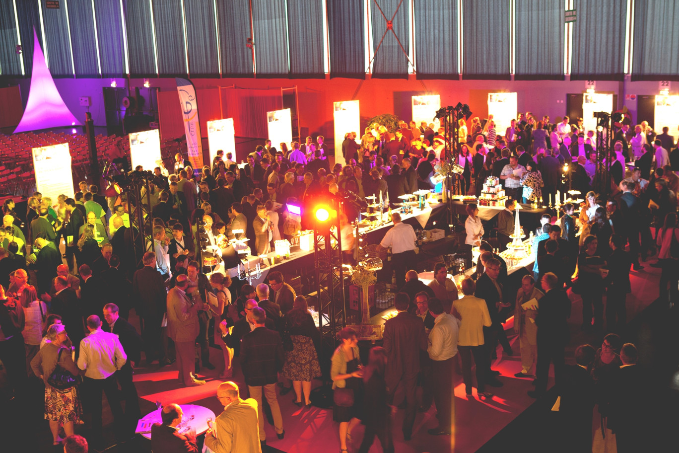Les membres des clubs d’entreprises ont maintenant l’habitude de se rencontrer et d’échanger. Le forum 2015 des clubs d’entreprises avait rassemblé plus de 900 dirigeants et cadres dirigeants largement actifs dans les clubs d’entreprises de l’Artois-Douaisis.