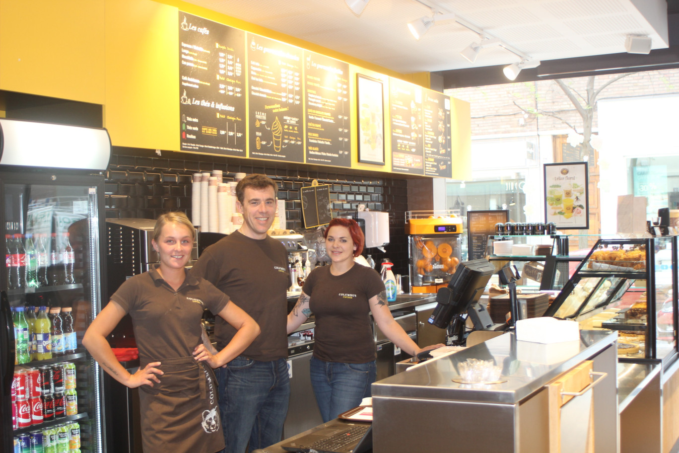 Franck Lievens, manager, et une partie de l'équipe du Colombus Café dunkerquois.