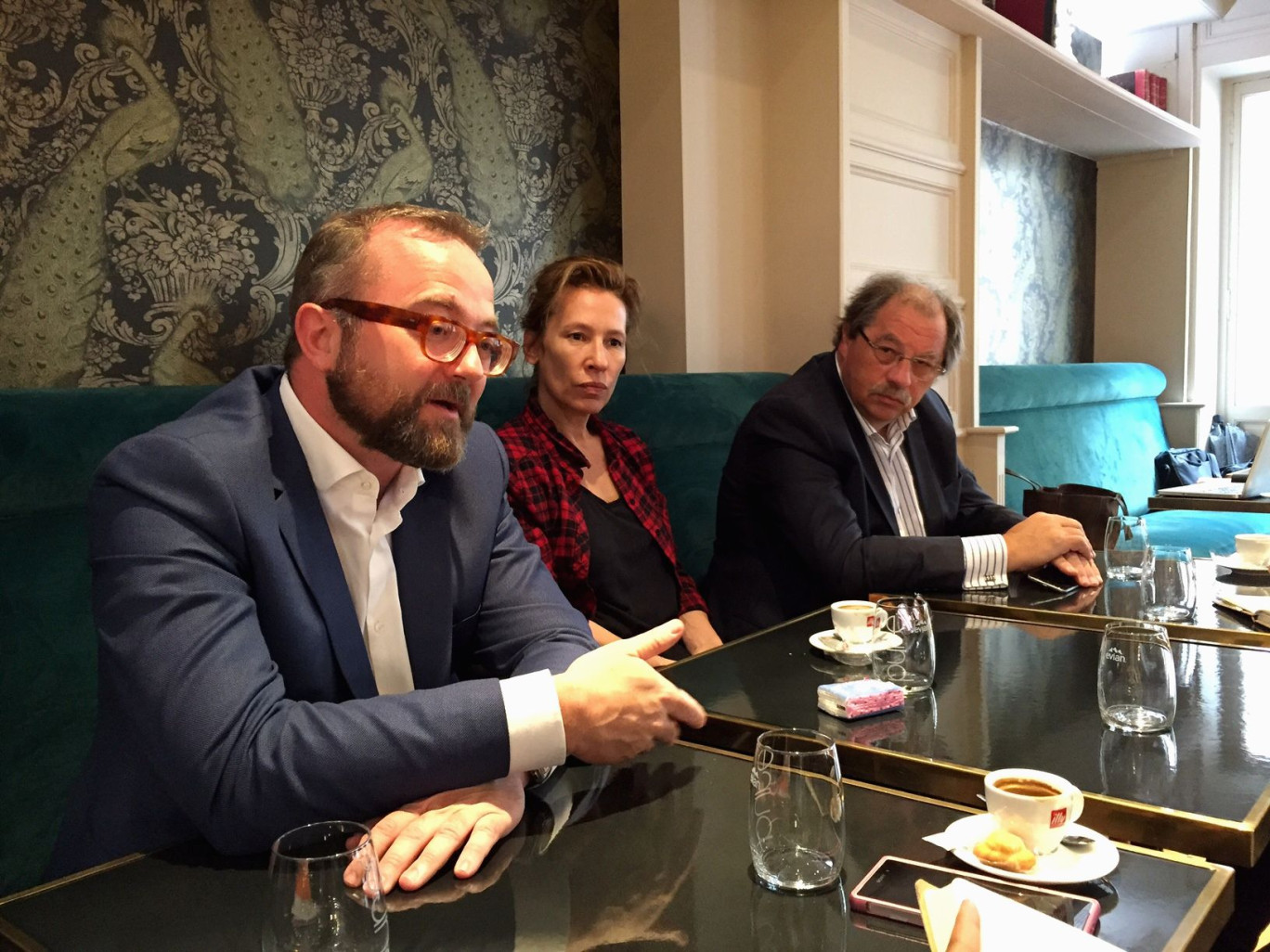 Christophe Itier et Cyriaque Cacheux accompagnés d'Emmanuelle Bercot, actrice et réalisatrice du film La Tête Haute, mettant en scène le dévouement des travailleurs sociaux pour aider un enfant en difficulté.