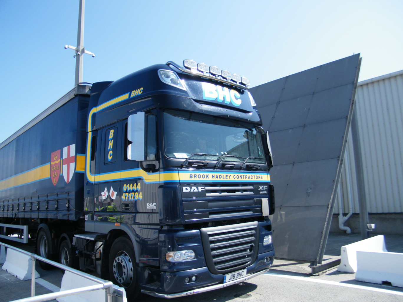 « Passage d'un camion au port de Calais ».