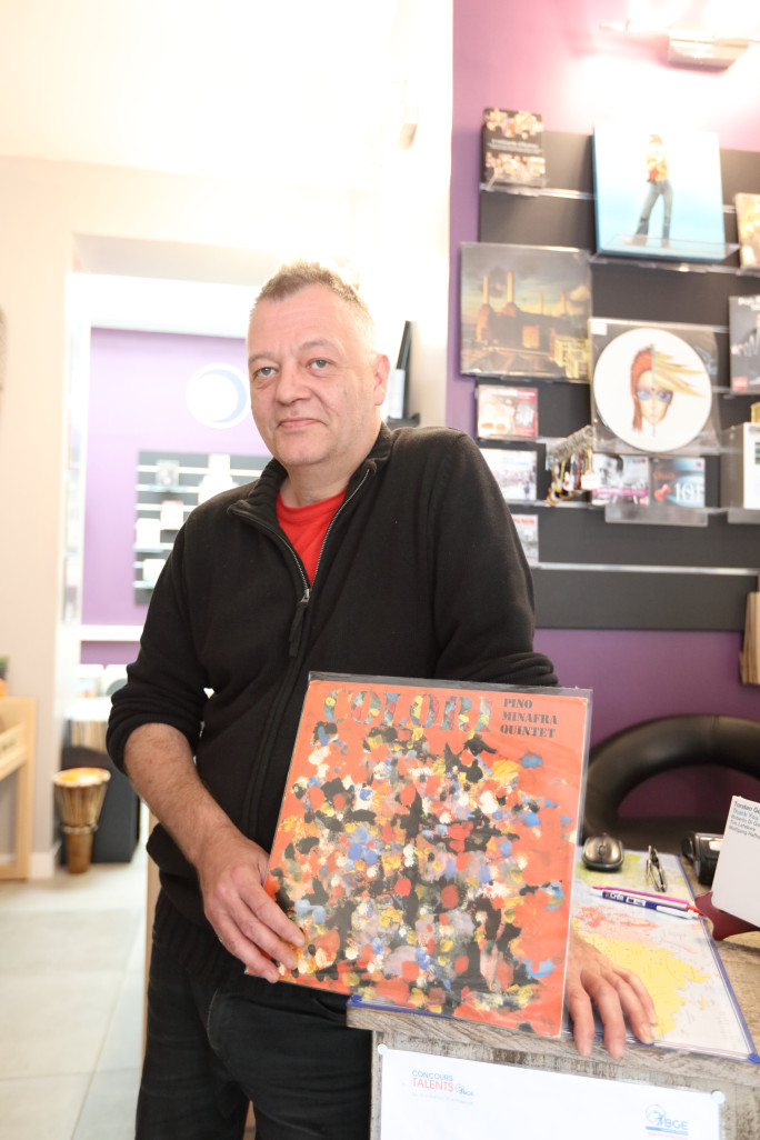 La petite boutique de Jean-Pierre ne paye pas de mine, elle renferme pourtant des trésors, des CD et des Vinyles que l’on ne trouve nulle part ailleurs.