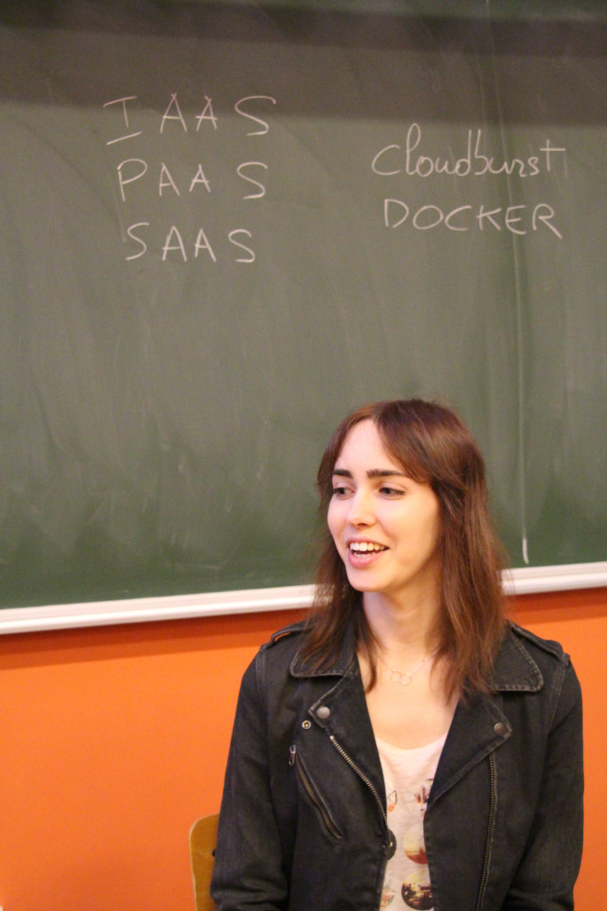 « Une des collaboratrices de Zetark expliquant à des élèves ingénieurs, les subtilités du langage informatique ».