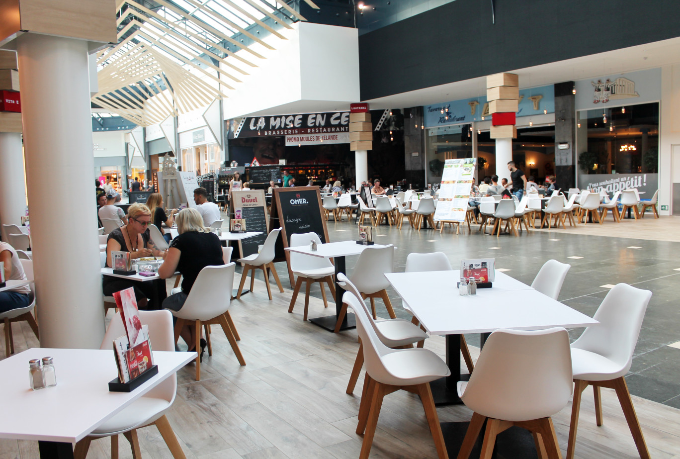 La zone "food court" propose un service de restauration diversifié.