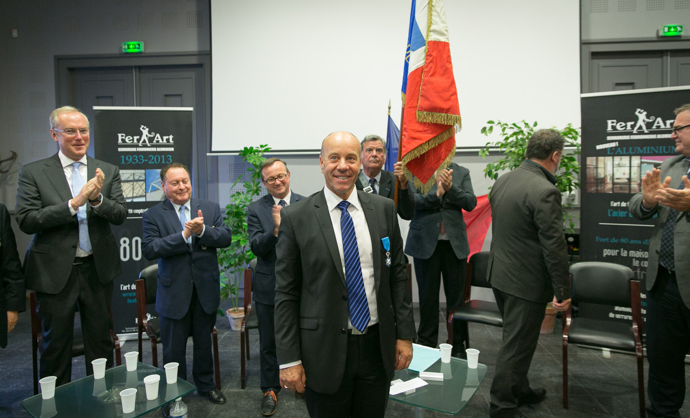 Eric Pilat Président directeur général de la société Fer Art a été fait Chevalier de l'ordre national du mérite. Une distinction qui lui a été remise sur demande de Stéphane de Saint-André, député de Béthune.