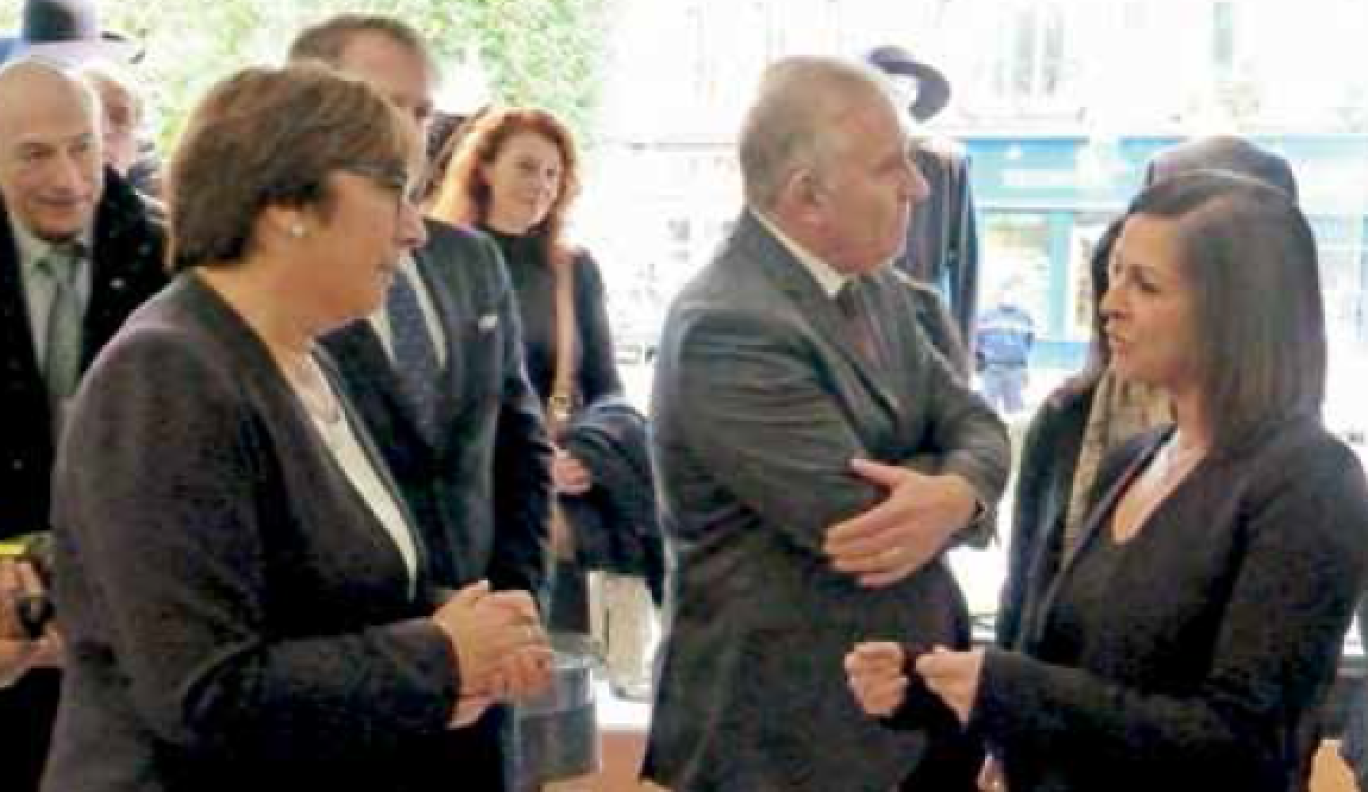 Martine Pinville (à d.) est convaincue que les Boutiques à l’essai vont revitaliser les cœurs des villes.