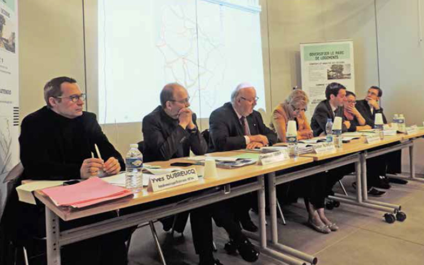Élus et responsables SNCF régionaux devant les usagers : des échanges constructifs pour améliorer la qualité du service public.