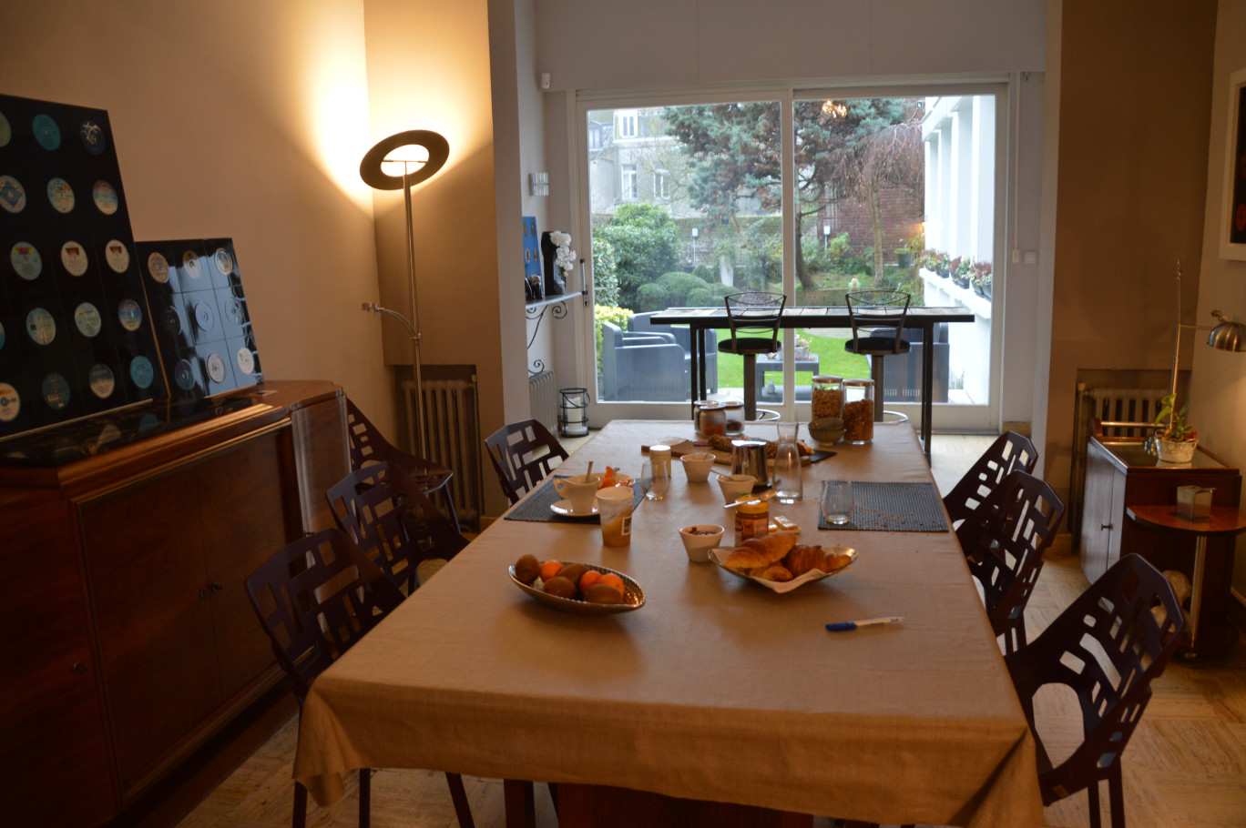 « Clients professionnels, Allemands, Chinois, clientèle régionale, se succèdent à la table du petit déjeuner »