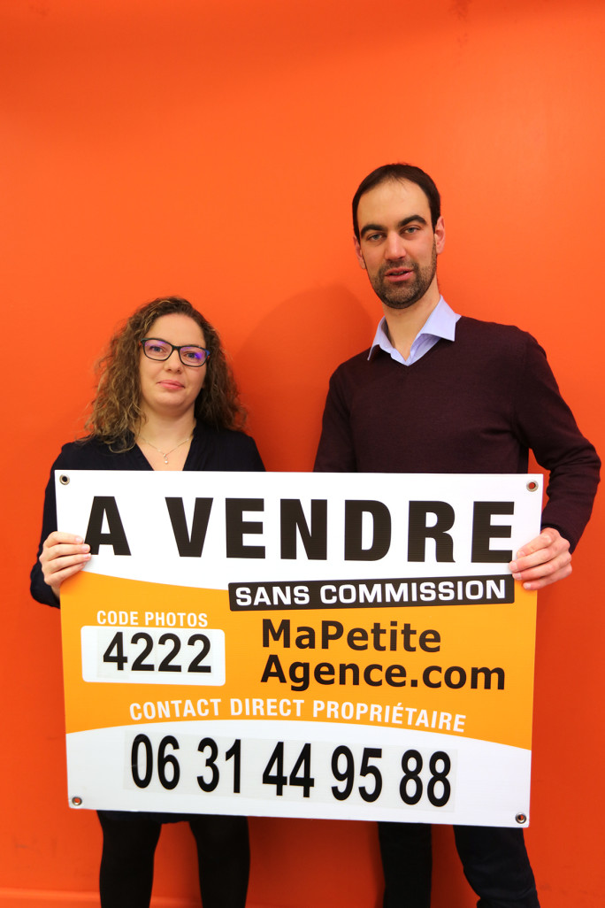 Nicolas Leclercq et sa salariée Hélène brandissent fièrement le panneau publicitaire ma petite agence.com précisant que le service est sans frais d’agence.