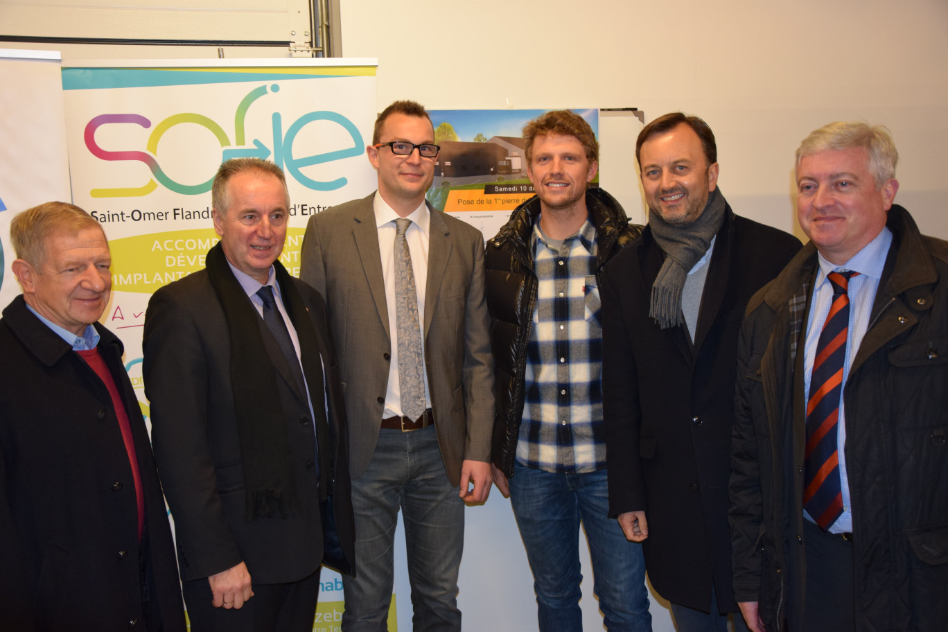 Première pierre (Houlle). De g. à dr. Daniel Pecqueur (Sofie), Roger Dusautoir (maire de Houlle), Thibaut Blondel, Adrien VanBeveren (sportif de haut niveau), François Decoster (Caso) et Bertrand Petit (SMLA).