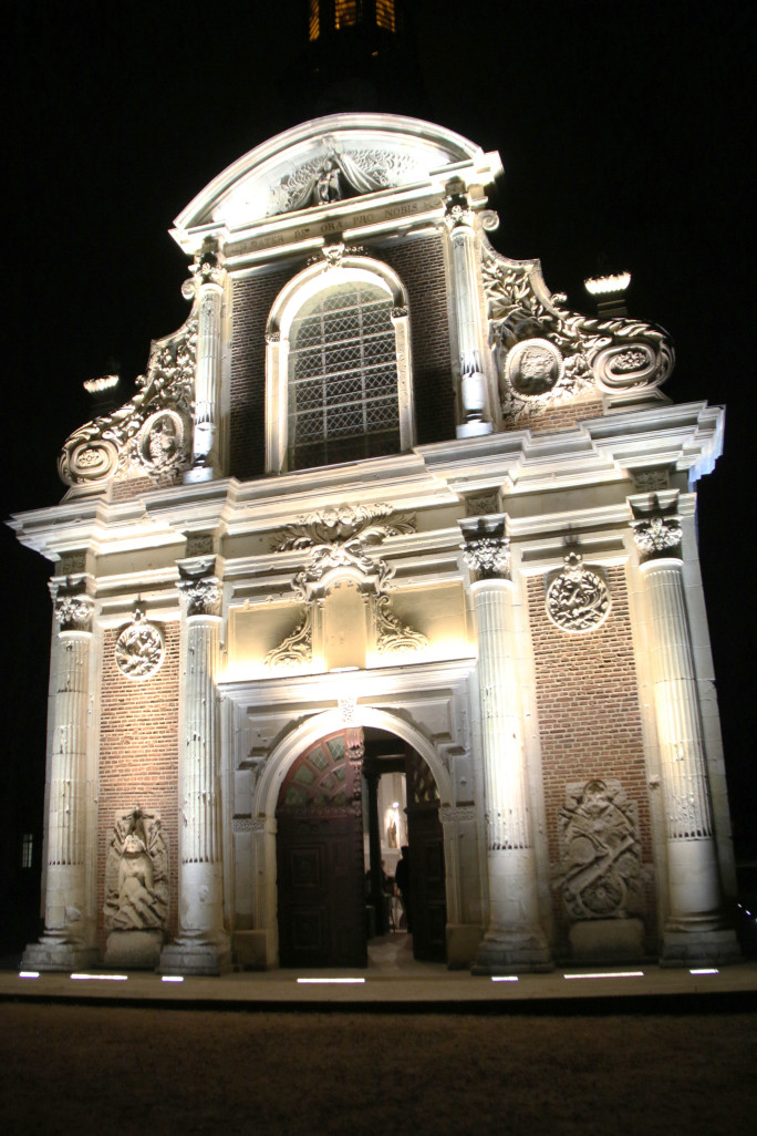 La citadelle possède la chapelle Saint-Louis, la plus ancienne chapelle d’Arras qui fut construite en 1673 et restaurée sous Napoléon III en 1866-1867. Elle est classée monument historique en 1920.