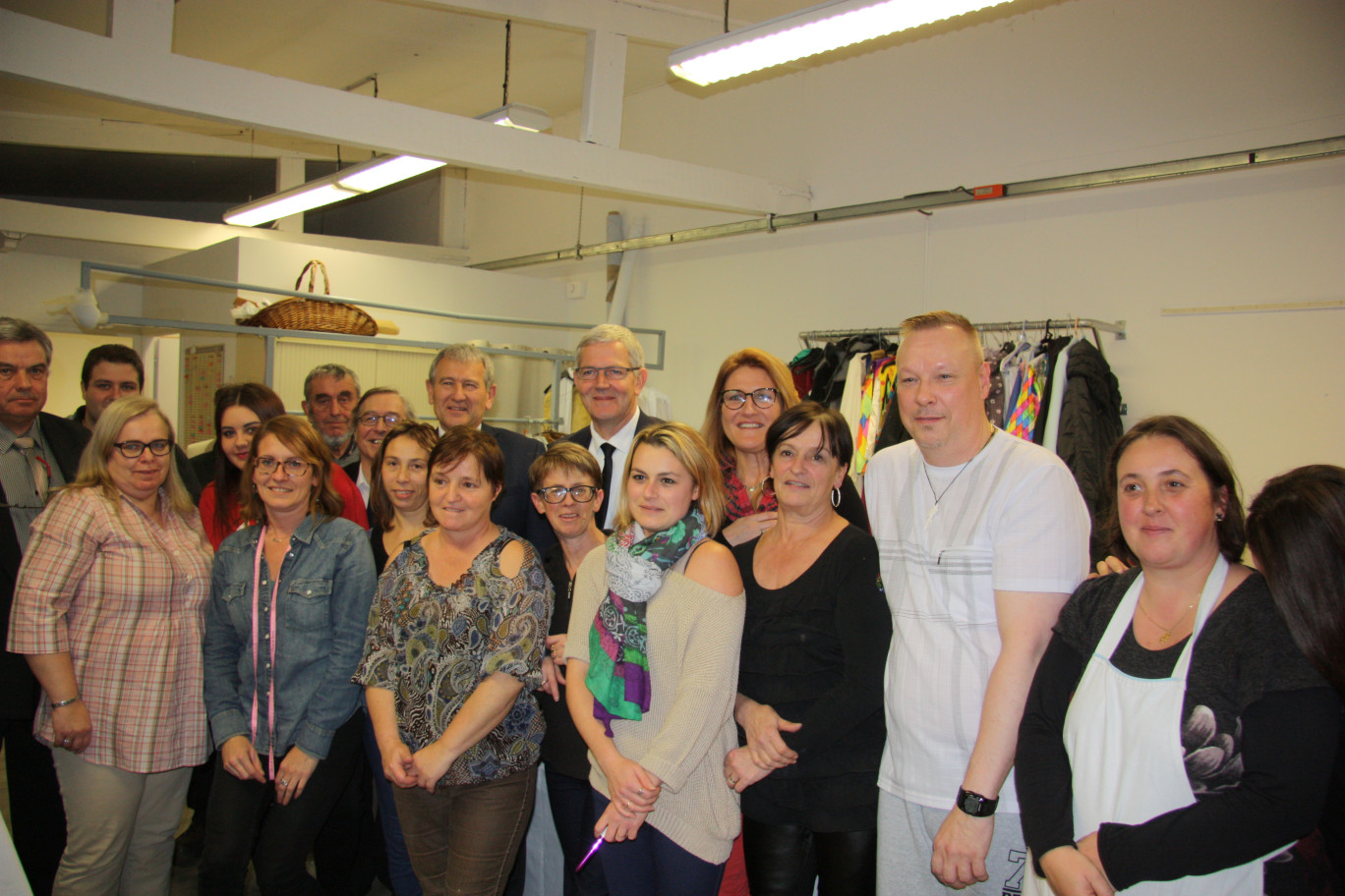 Michel Dagbert dans un atelier de Cide-Lise, entouré de Marc Médine, maire de Guînes, d’Anne Lecerf, directrice, des salariés et des administrateurs de l’association.