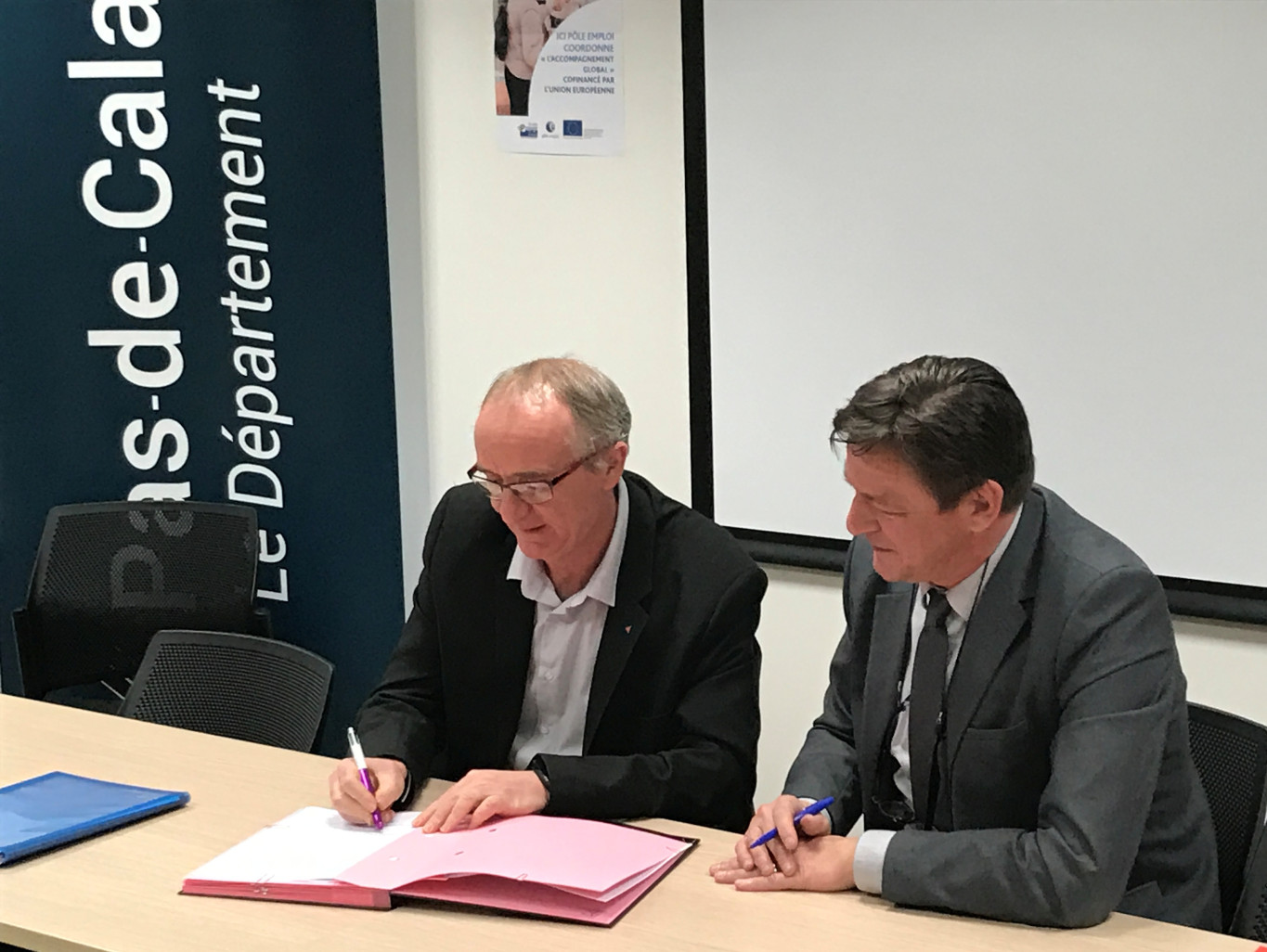 Signature de la convention « Accompagnement global » par (à gauche) Jean-Marc Tellier, vice-président du Conseil départemental, et Fabien Manouvrier, directeur territorial Pas-de-Calais Pôle Emploi.