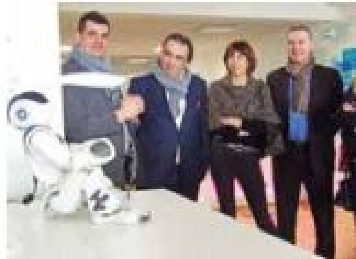 Le petit robot Nao a salué le viceprésident du conseil régional (2e à g.) lors de son passage au Büro.