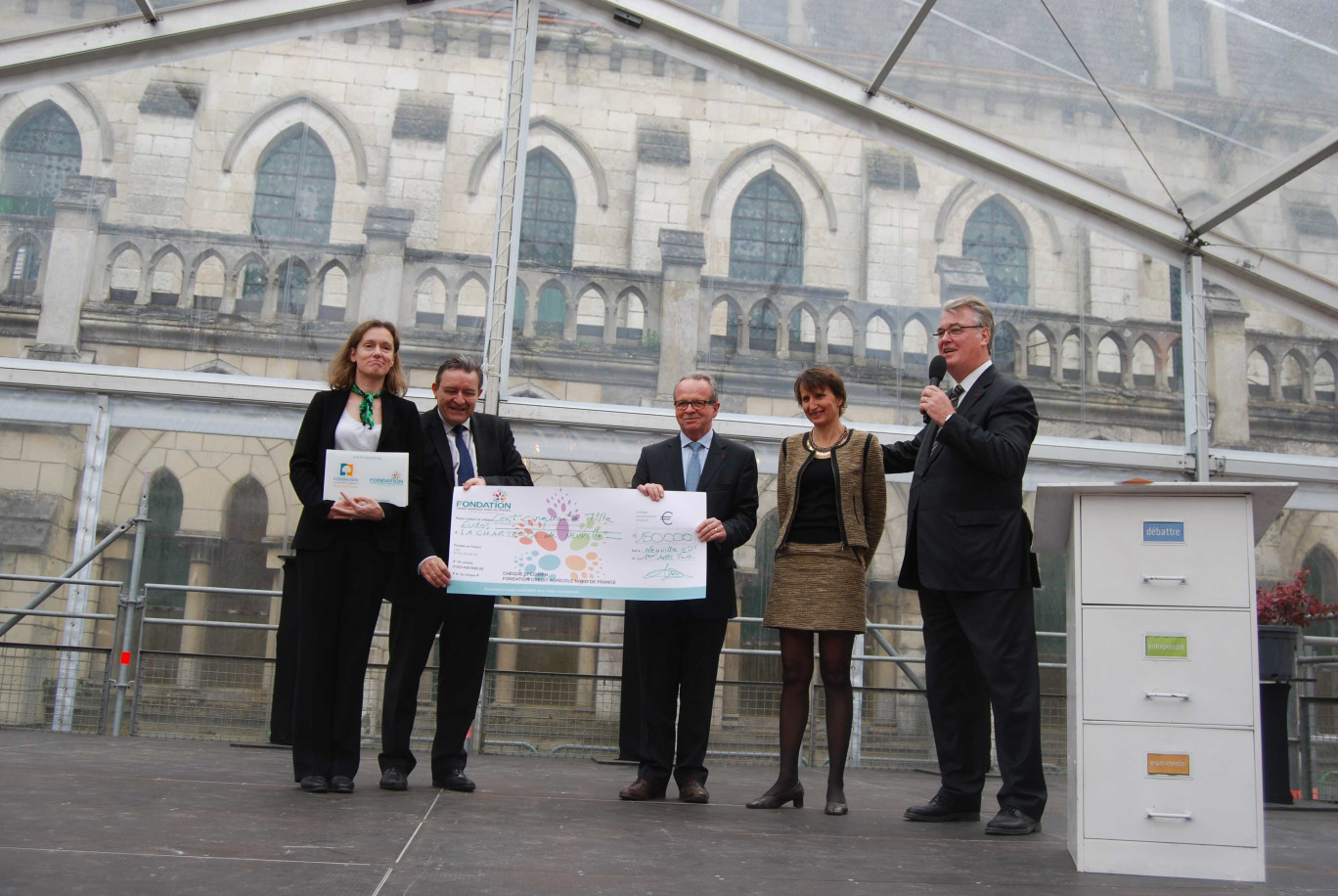 De gauche à droite, Viviane Olivo, directrice générale de la Fondation Crédit Agricole, François Macé, directeur général du Crédit Agricole Nord de France, Bernard Pacory, président de la Fondation, Alexandra Noyon, directrice de l’association de la Chartreuse et Jean-Paul Delevoye, président.