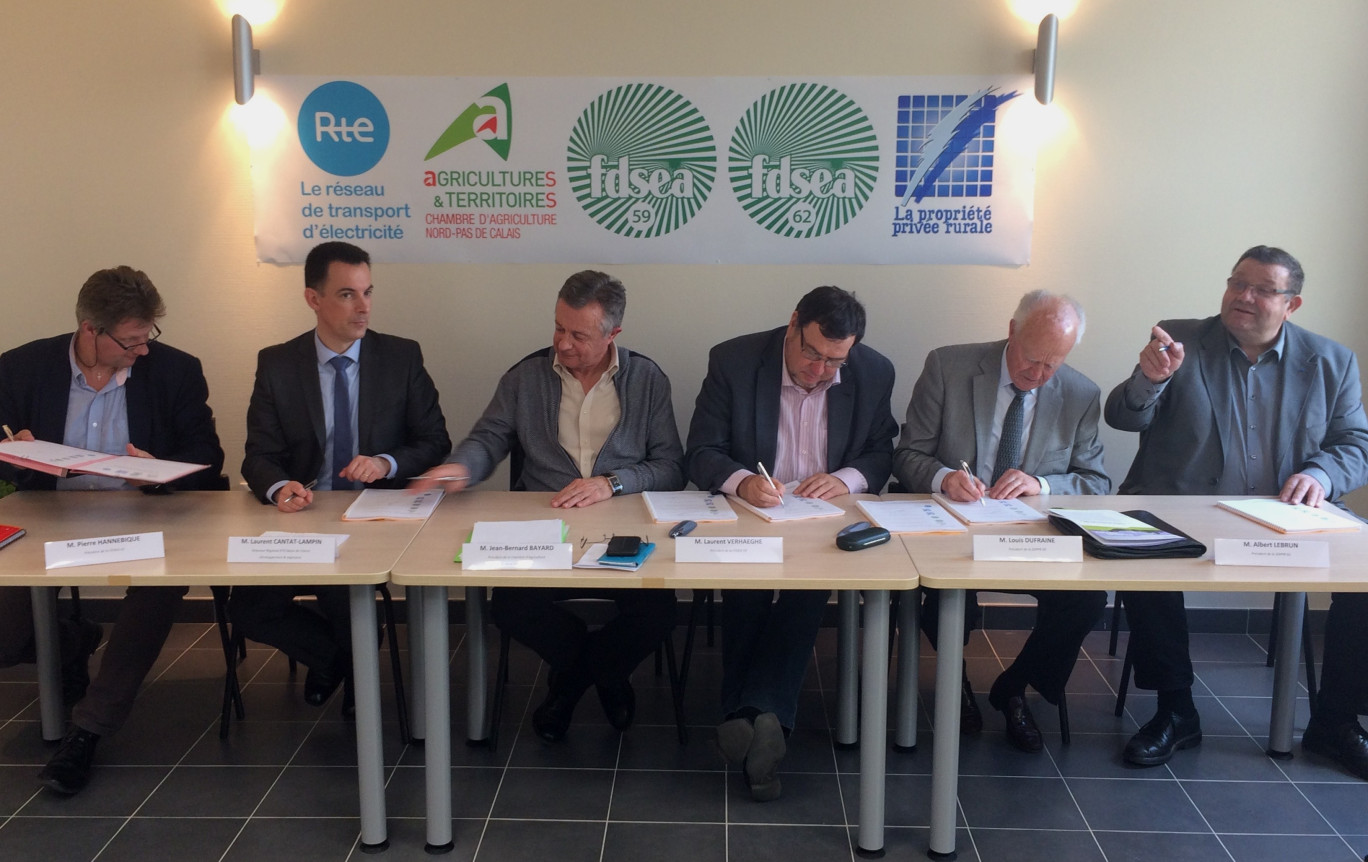 De gauche à droite, les signataires de la convention : Pierre Hannebique, président de la FDSEA 62, Laurent Cantat-Lampin, directeur régional du RTE Hauts de France Développement & Ingénierie, Jean-Bernard Bayard, président de la Chambre d'agriculture du Nord-Pas de Calais, Laurent Verhaeghe, président de la FDSEA 59, Louis Dufraine, président du SDPPR 59, et Albert Lebrun, président du SDPPR 62.