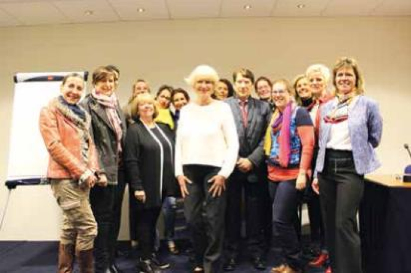 Annick Peltyn (au centre), entourée des femmes et hommes impliqués dans ce réseau.