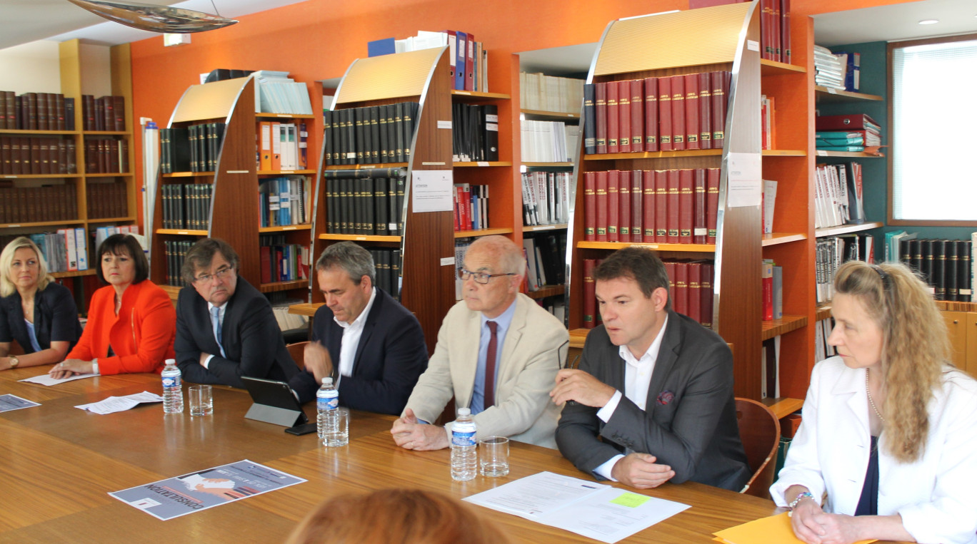 De gauche à droite, Emmanuelle Dehée, bâtonnier du barreau de Boulogne-sur-Mer, Maryse Pipart et Eric Villain, respectivement ancien et actuel bâtonnier de Cambrai, Xavier Bertrand, président de la Région des Hauts-de-France, Xavier Pérès, président de la Conférence des Bâtonniers des Hauts-de-France, Stéphane Dhonte, bâtonnier du barreau de Lille, et Marie-Agnès Decroix, bâtonnier du barreau d'Avesnes-sur-Helpe.