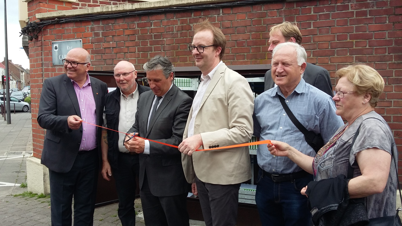 Laurent Vitoux, délégué régional Orange Nord-Pas-de-Calais et les élus ont officialisé l’ouverture de la fibre sur les communes de Waziers et Sin-le-Noble en inaugurant une armoire de rue. 