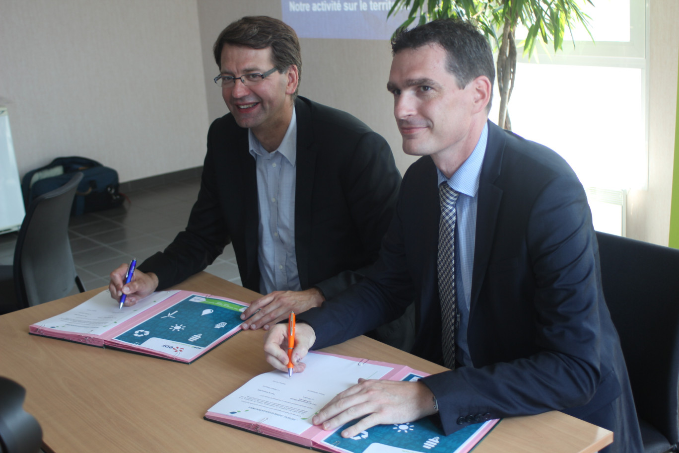 Patrice Vergriete, président de la CUD, et Mathias Povse, Délégué régional du Groupe EDF des Hauts-de-France, ont officialisé leur partenariat.