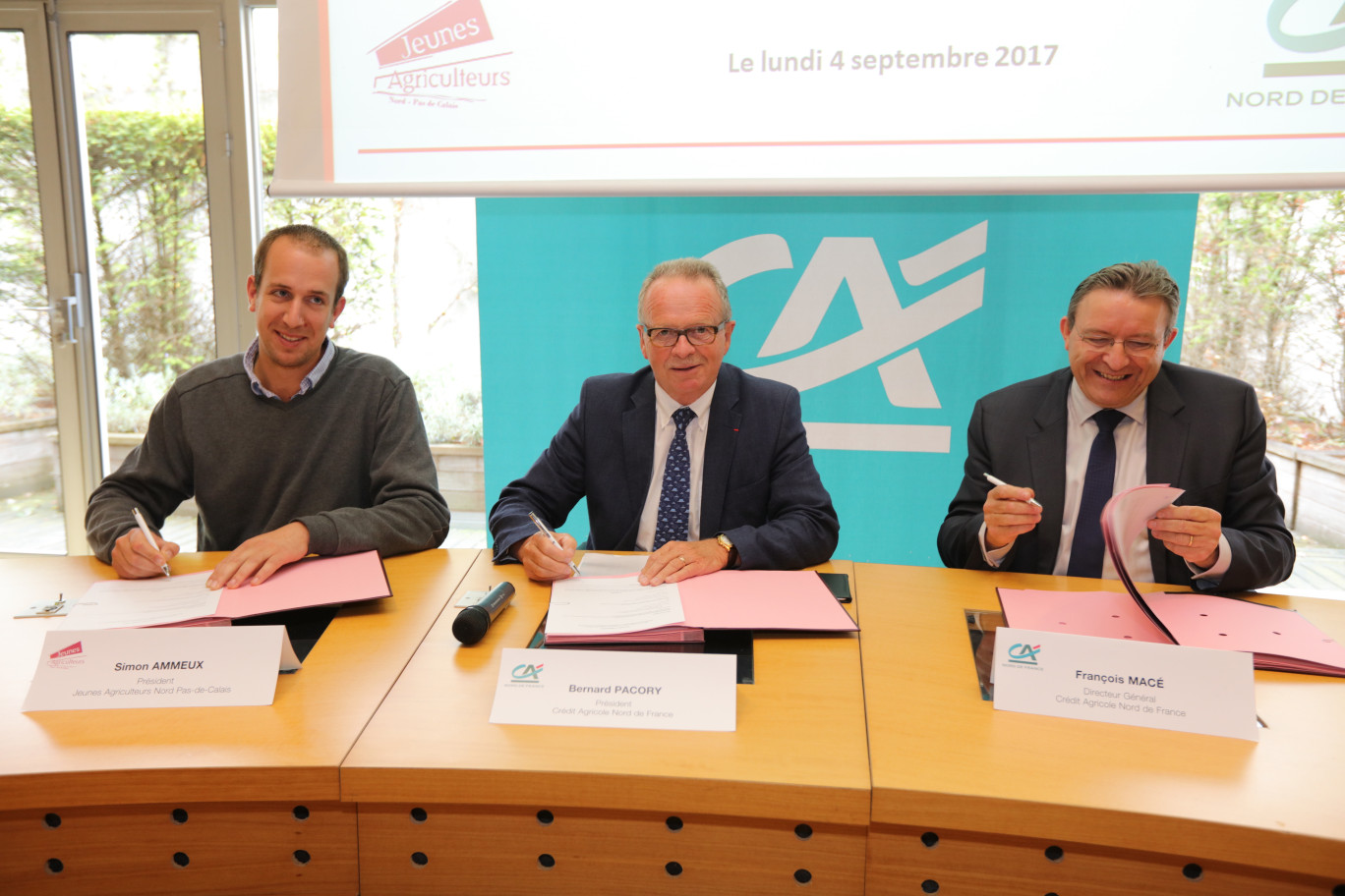 Simon Ammeux, président des Jeunes Agriculteurs de Nord-Pas-de-Calais, Bernard Pacory, président du Crédit Agricole Nord de France et François Macé, directeur général du Crédit Agricole Nord de France ont signé le renouvellement d’une convention de partenariat visant à soutenir l’installation des jeunes agriculteurs.