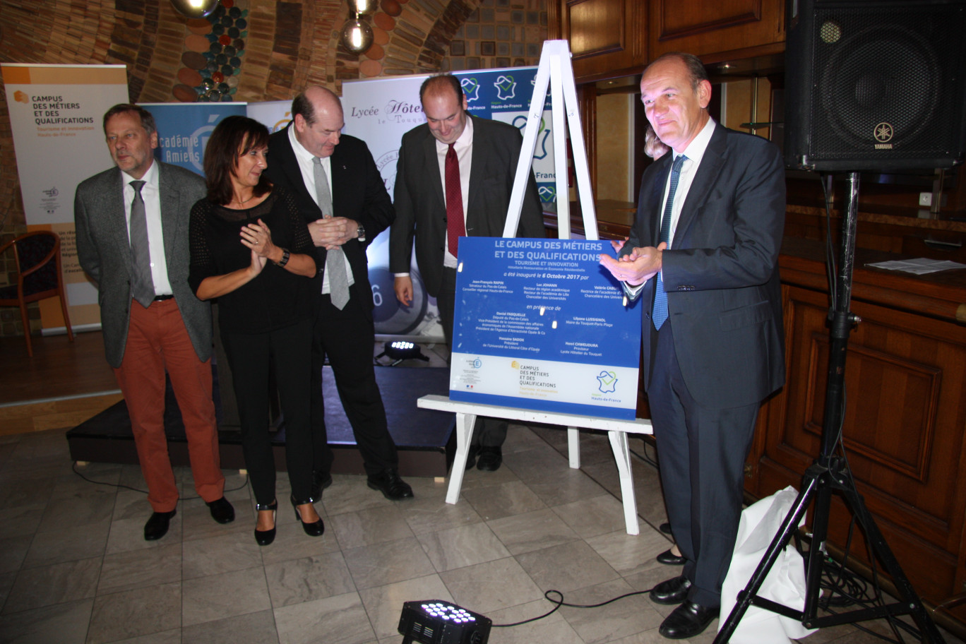 Les personnalités dévoilent la plaque d’inauguration du Campus des métiers.