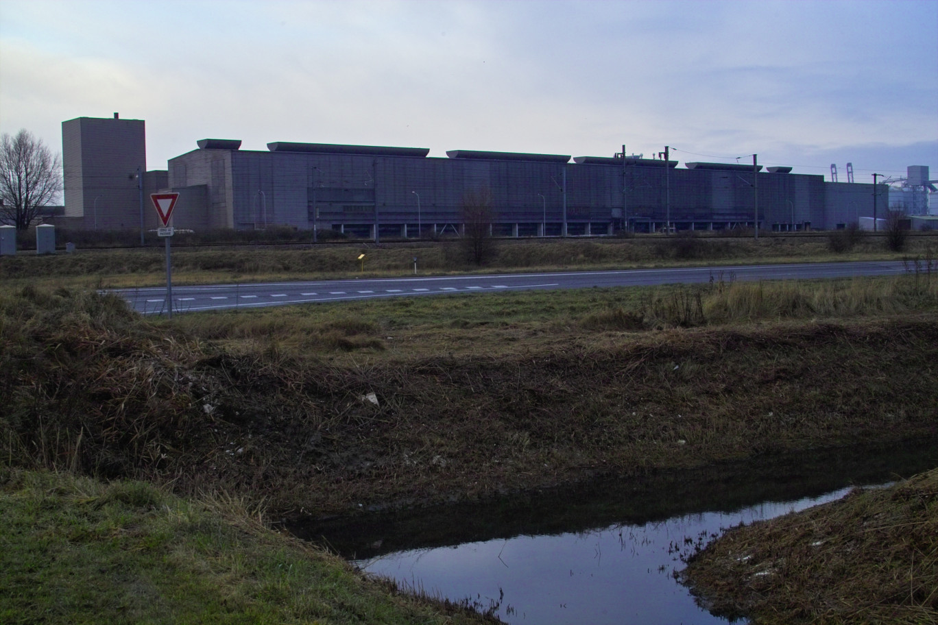 Fruit d’une décision prise en 19988, l’usine Aluminium Dunkerque (ex Péchiney) est implantée à l’entrée des Huttes entre Gravelines et Loon-Plage depuis 1992.