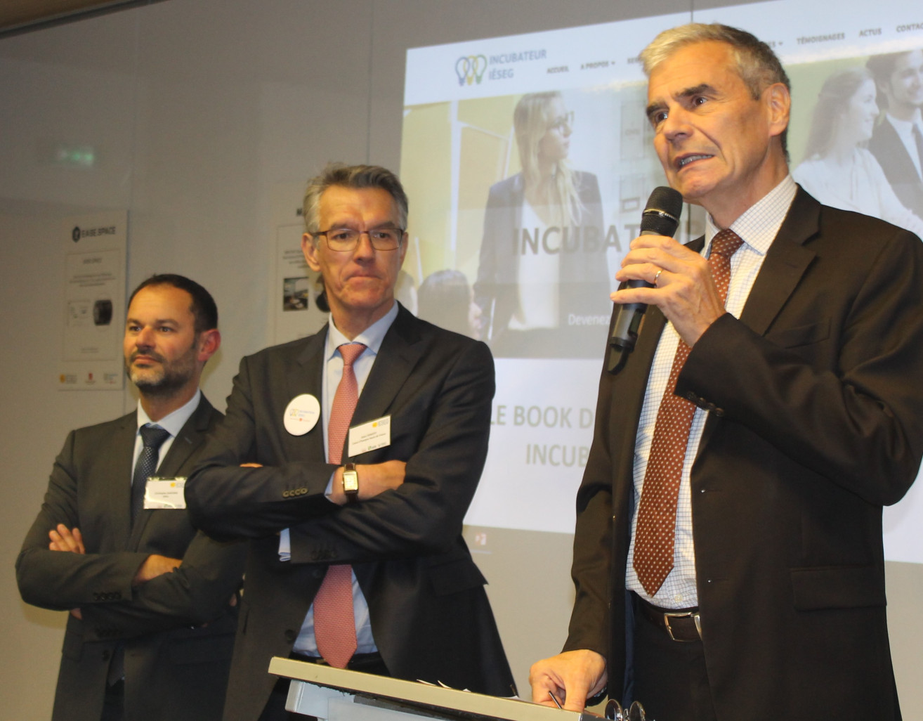 De gauche à droite, Christophe Garonne, directeur de l’incubateur de l’IÉSEG, Alain Denizot, président du directoire de la Caisse d’Epargne Hauts de France, et Jean-Philippe Ammeux.