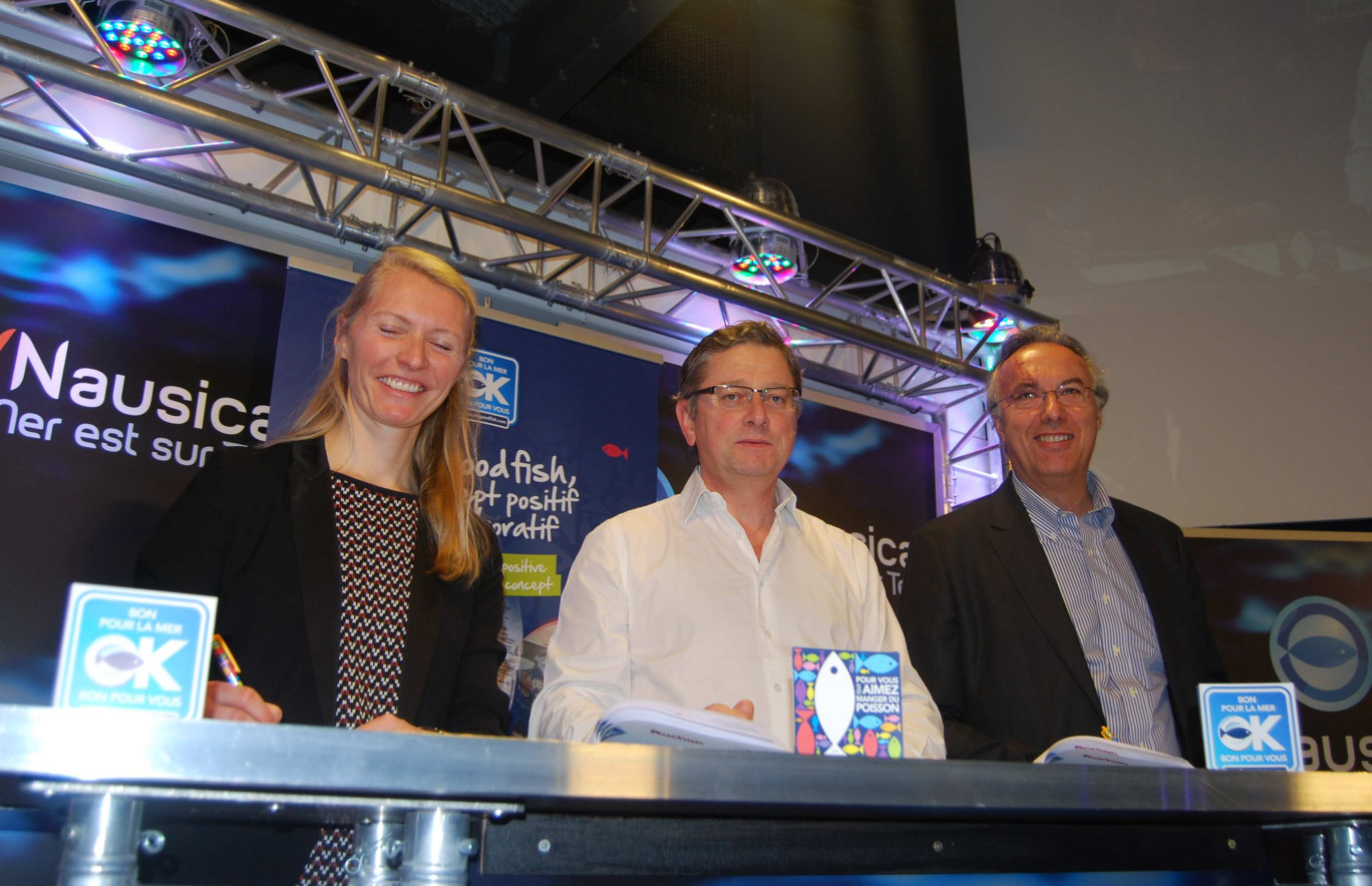 De gauche à droite, Florence Huron, coordinatrice Mr Goodfish, Jacques Le Cardinal, responsable des achats produits de la mer d’Auchan, et Philippe Vallette, directeur général de Nausicaa.
