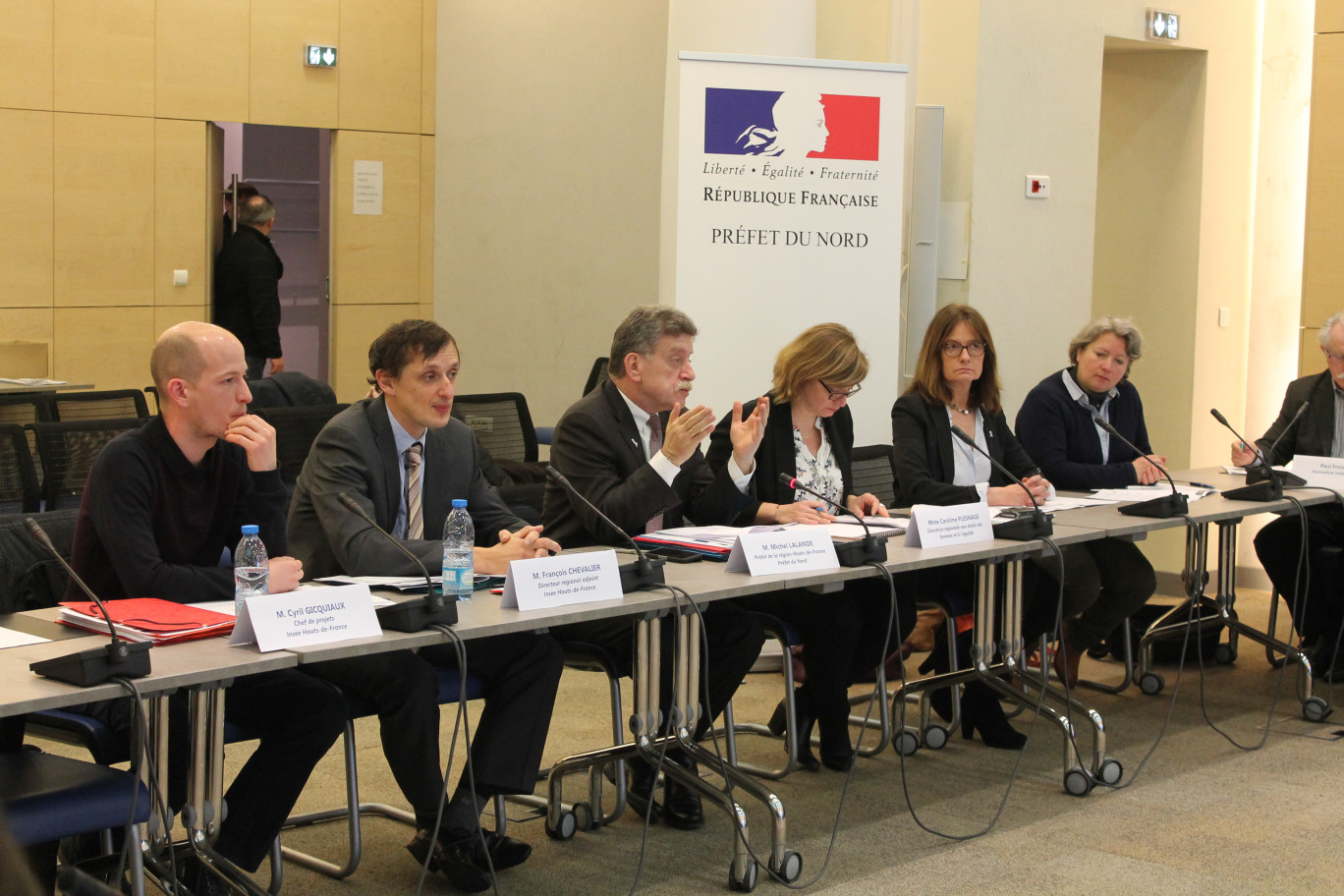 (De g. à d.) Cyril Gicquiaux, chef de projet d'action régionale à l'Insee, François Chevalier, directeur régional adjoint de l'Insee Hauts-de-France, Michel Lalande, préfet de la région Hauts-de-France, et Caroline Plesnage, directrice régionale aux droits des femmes et à l'égalité.