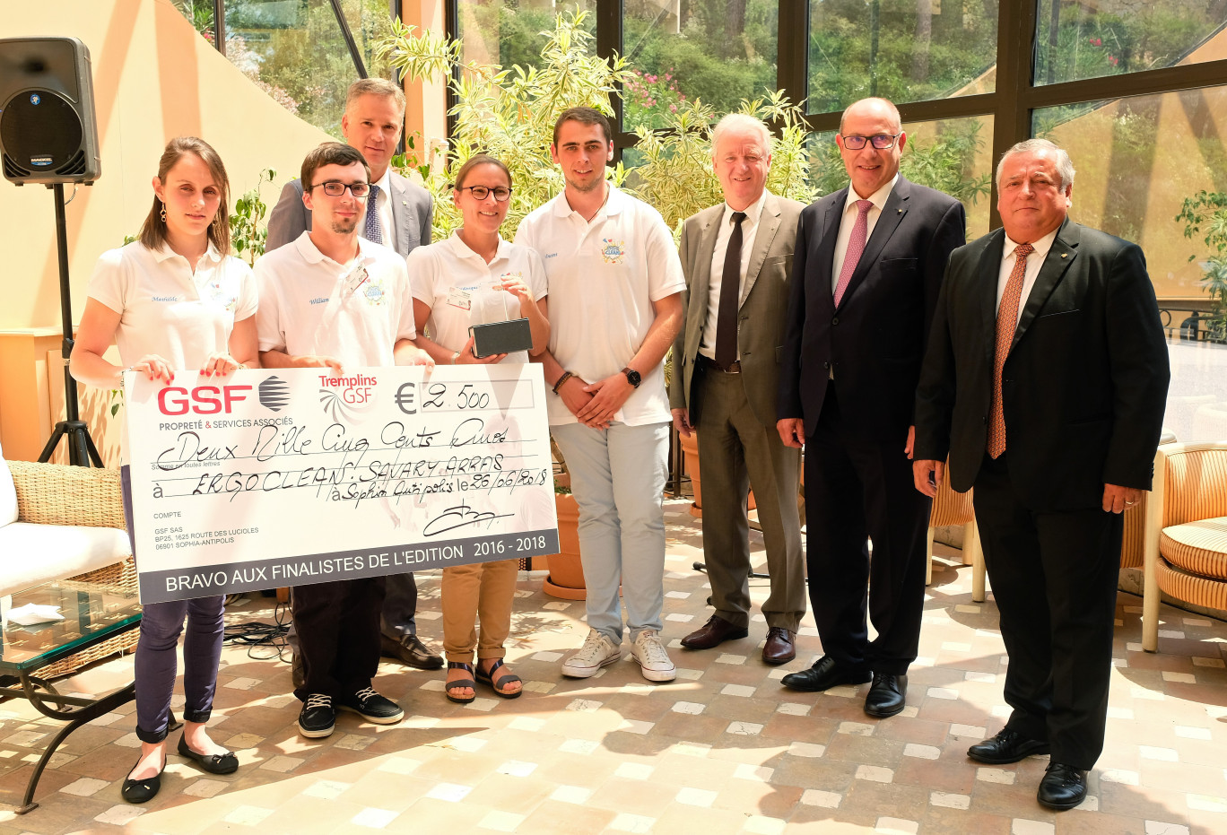 L'équipe finaliste du concours « Les Tremplins GSF » entourée de la direction de GSF.