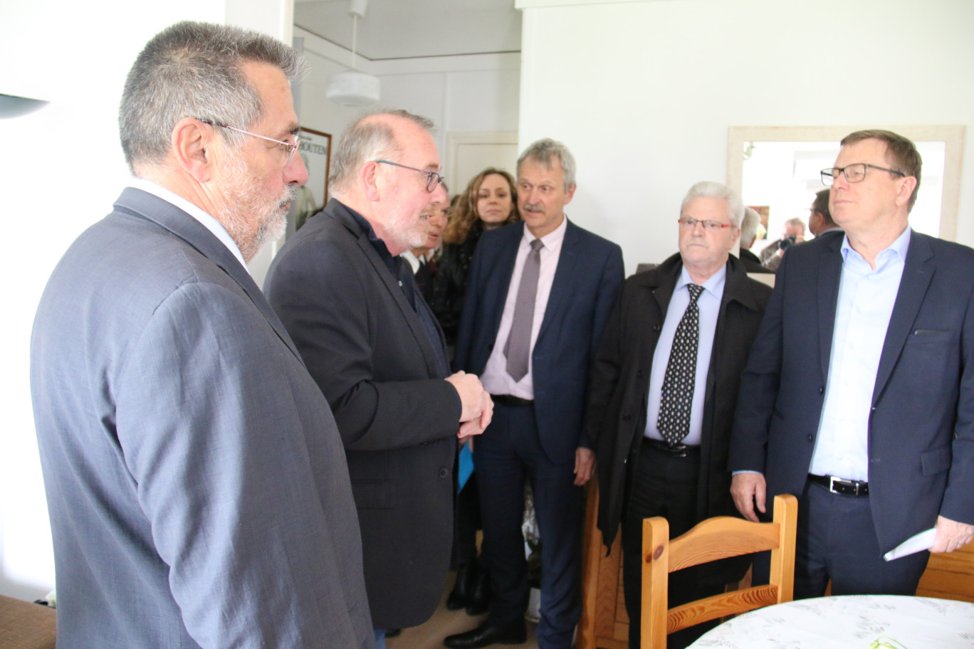 Visite par les responsables de Pas-de-Calais habitat et les élus d’un appartement réhabilité.